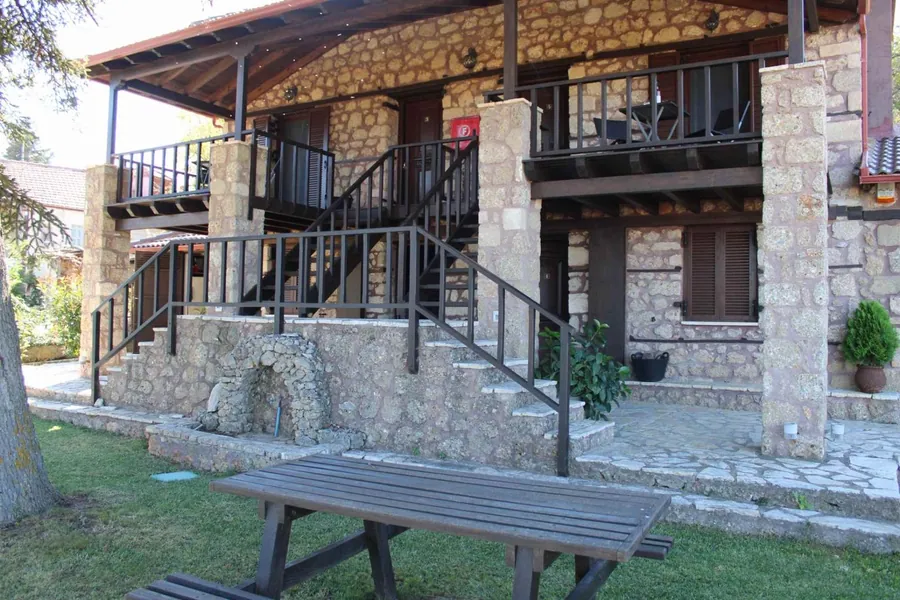Η πρόσοψη με τον κήπο